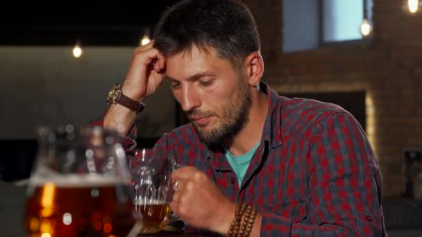 Depressieve man alleen drinken aan de bar — Stockvideo