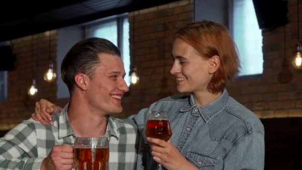 Pareja Feliz Charlando Sobre Vaso Cerveza Pub Local Hermosa Mujer — Vídeo de stock