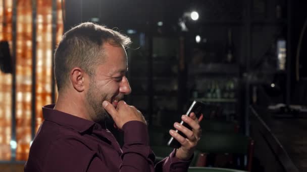 Vrolijke mannen roosteren en glimlachen naar de camera, rust aan de bar — Stockvideo