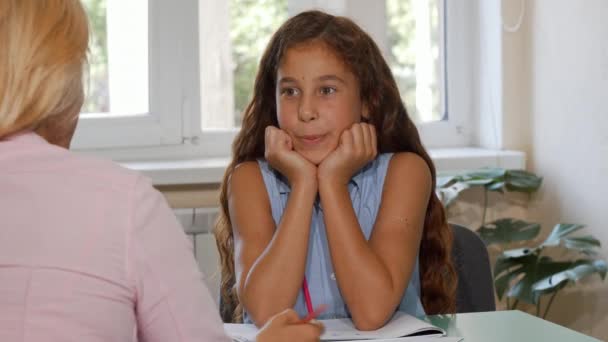 Schattig gelukkig jong meisje praten met haar leraar op klasse — Stockvideo