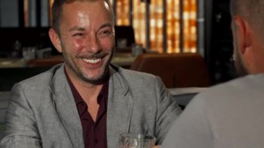 Gülüyor, onun arkadaşına viski barda söz neşeli olgun adam