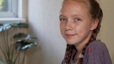 Çok güzel kırmızı saçlı kız gülümseyerek ve okulda çizim çiller ile