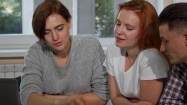 Birlikte eğitim, sınıf dizüstü kullanarak Grup Genç insanlar