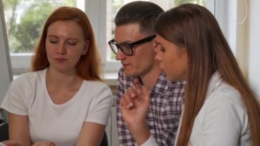 İş adamları birlikte belgeleri inceleyerek Grup