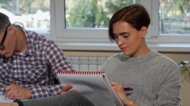 Okurken kameraya gülümseyen güzel üniversiteli kız