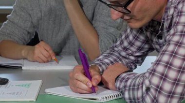 Genç adam onun ders kitabı okurken yazma