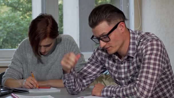 Homme étudiant enlever ses lunettes, l'air fatigué tout en étudiant — Video