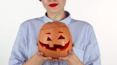 Oyma Cadılar Bayramı Balkabağı kameraya uzatarak kırmızı dudaklı kadın