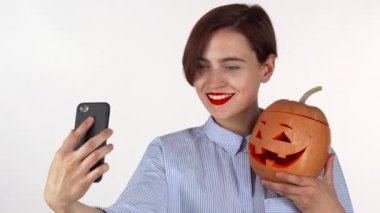 Cadılar Bayramı Balkabağı ile selfies alarak güzel genç kadın