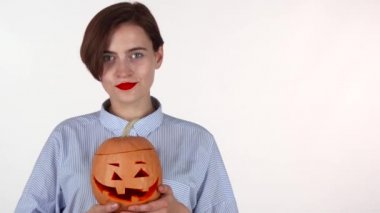 Mutlu kadın gösterilen Yaşasın, Halloween kabak oyma holding