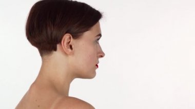 Muhteşem bir kısa saçlı kadın kameraya sensually arıyorsunuz