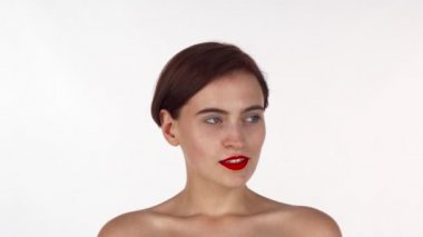 Genç mutlu muhteşem kadın gülüyor, yüzüne yavaşça