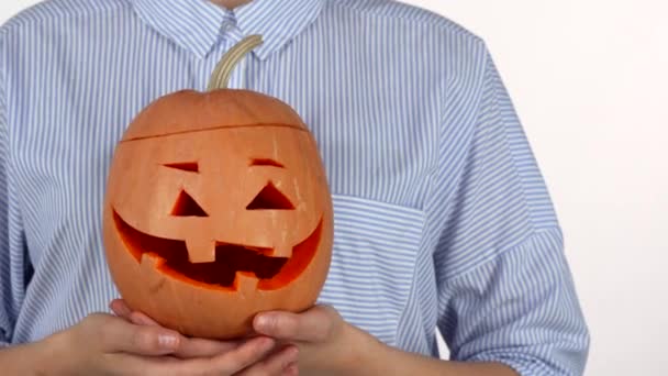 Mujer acariciando calabaza de Halloween aislado en blanco — Vídeos de Stock