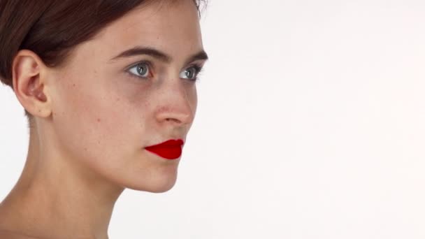 Atractiva mujer de labios rojos sonriendo a la cámara aislada — Vídeo de stock