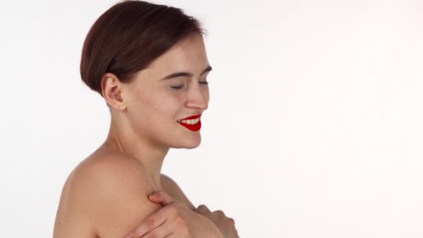 Hermosa mujer de labios rojos desnuda riendo, abrazándose — Vídeos de Stock