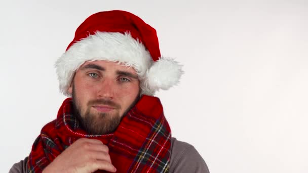 Joven en Navidad sombrero de Papá Noel buscando molesto — Vídeo de stock