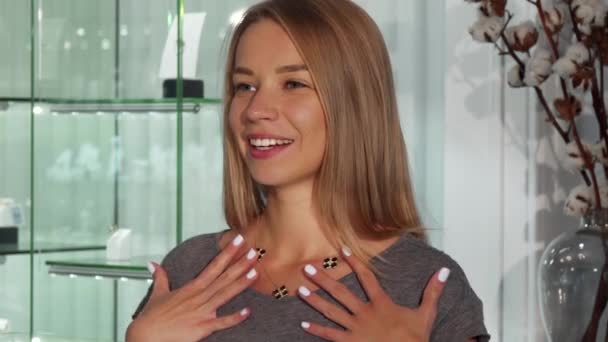 Mujer feliz probándose un collar en la boutique de joyas — Vídeos de Stock