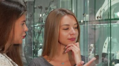 Satın almak için takı seçme kadın onun müşteri yardımcı kadın kuyumcu