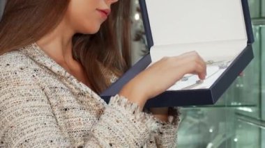 Güzel kolye takı kutusunda inceleyerek kadın takı mağazada alışveriş