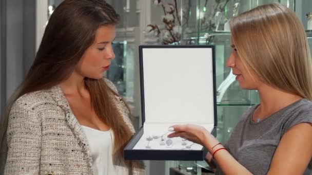 Female jeweler showing beautiful set in a box to her customer — Stock Video