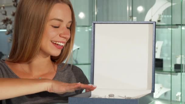 Happy woman smiling cheerfully while shopping at jewelry store — Stock Video