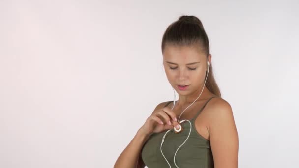 Gelukkig mooi Sportvrouw tonen haar biceps, wijzend naar de camera op je — Stockvideo