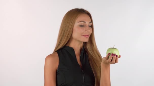 Hermosa mujer sana sonriendo, sosteniendo deliciosa manzana a la cámara — Vídeo de stock