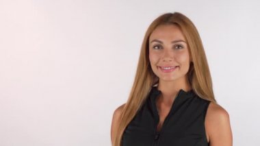 Gösterilen brokoli, holding neşeli sağlıklı güzel kadın yaşasın