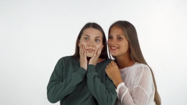 Kvinnliga vänner tittar bort, skrattar tittar förvånad — Stockvideo