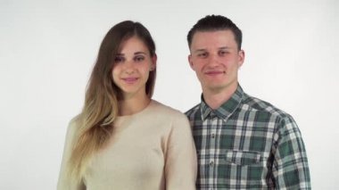 Çift Kameraya gülümseyen sevgi dolu mutlu genç gösteren yaşasın
