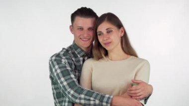 Onun güzel kız arkadaşı sarılma mutlu yakışıklı adam