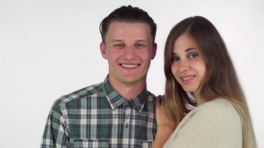 Ne zaman onun güzel kız arkadaşı onu yanağından öpmek gülümseyerek mutlu bir adam