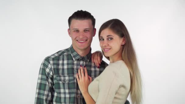 Adorável casal feliz abraçando, olhando para longe sonhadoramente juntos — Vídeo de Stock