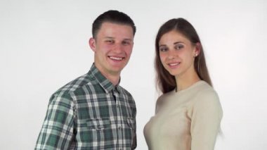 Yakışıklı adam Apple ve çörek onun güzel kız arkadaşı için sunan