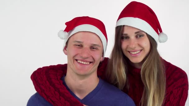 Šťastné Vánoce pár objímat a usmívají se na sebe — Stock video