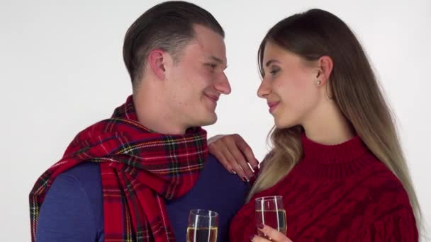 Jovem casal sorrindo, brindando com seus copos de champanhe para a câmera — Vídeo de Stock