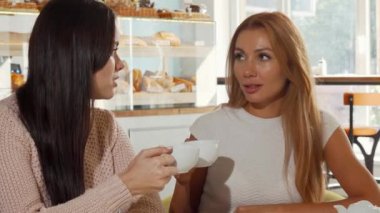 Dedikodu, şok edici haberler kahve fincan üzerinde tartışırken arkadaşlar