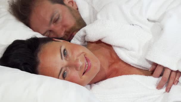 Красивая зрелая женщина собирается спать со своим мужем дома — стоковое видео