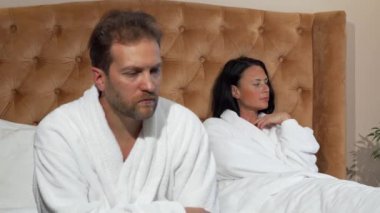 Separatedly oturan, kavga sonra konuşan değil evli Olgun çift