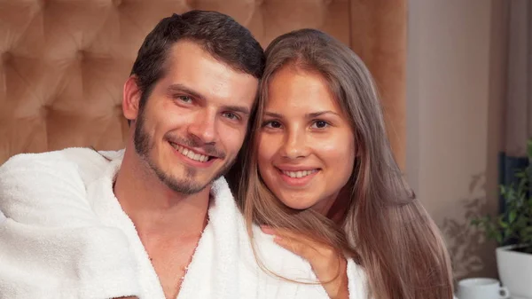Lyckligt par embracing leende till kameran tillsammans — Stockfoto