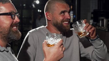 Yakışıklı adam ve arkadaşı viski bar futbol maçında izlerken