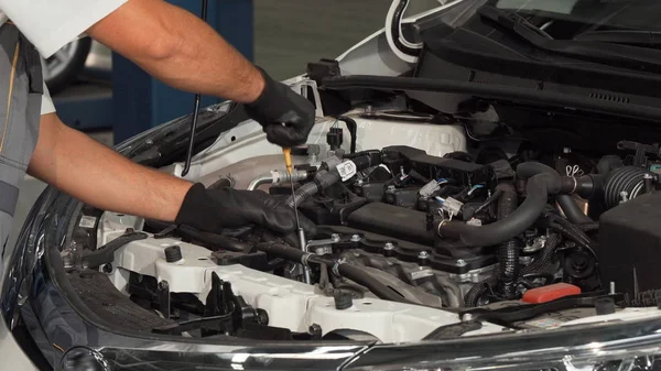 Control mecánico profesional del nivel de aceite y el motor de un coche — Foto de Stock