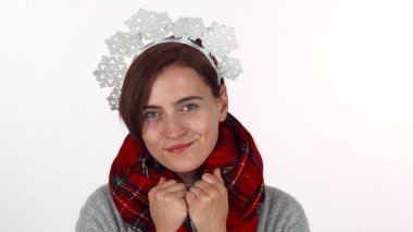 Mutlu Noel kadında kış eşarp kar taneleri kafa bandı