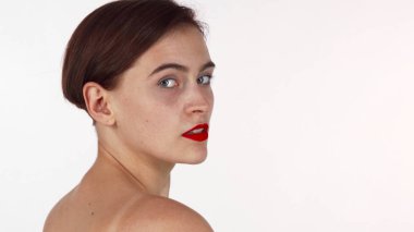 Muhteşem bir kısa saçlı kadın kameraya sensually arıyorsunuz