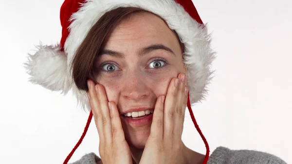 Νέοι ελκυστικό κορίτσι Χριστούγεννα αναζητούν σοκαρισμένος ή έκπληξη — Φωτογραφία Αρχείου