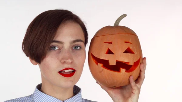 ハロウィーンと抱きしめる美人ジャックかぼちゃ — ストック写真