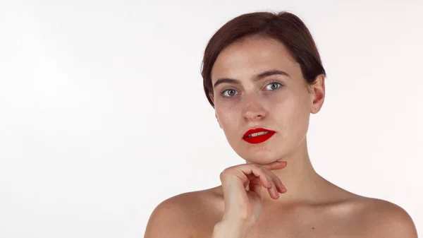 Splendida donna bruna dai capelli rossi guardando pensierosamente la fotocamera — Foto Stock