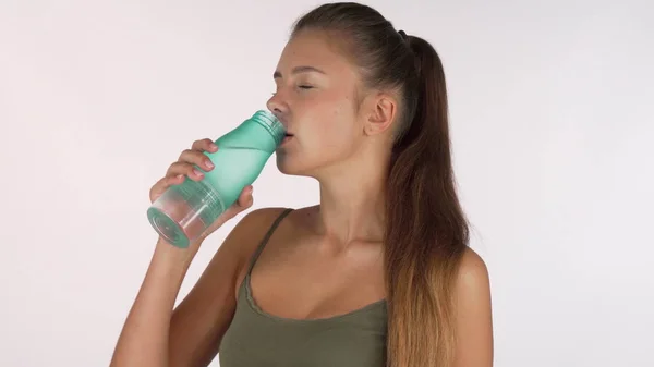 分離、ボトルから水を飲むを楽しむゴージャスな女性 — ストック写真