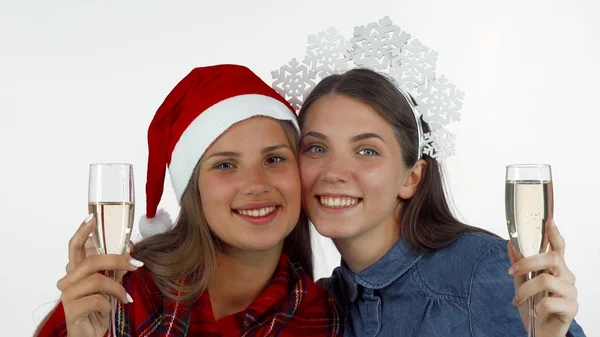 Hermosas amigas de Navidad sosteniendo copas de champán, sonriendo felizmente —  Fotos de Stock