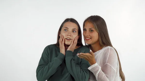 Vriendinnen weg kijken, lachen, verbaasd kijken — Stockfoto